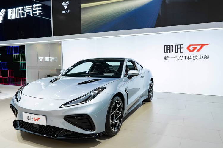 惠州141哪吒汽车在智能汽车领域的表现，领途汽车在新能源汽车市场中的影响力